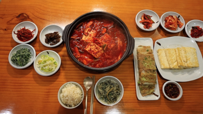 산수유길사이로